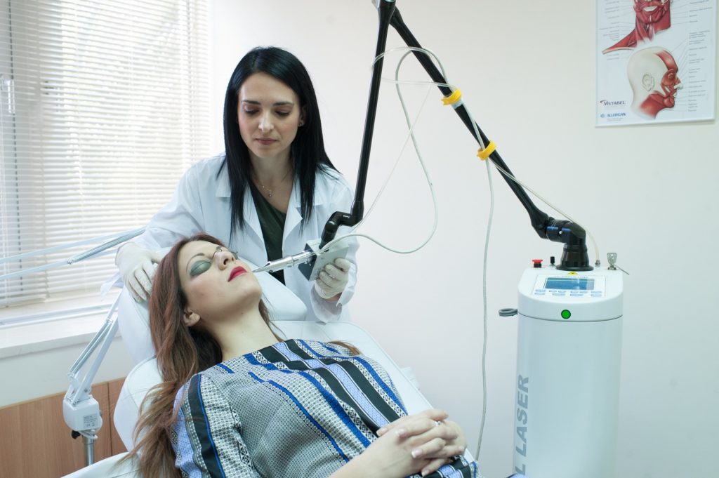 Τι είναι το fractional laser; Η δερματολόγος απαντά