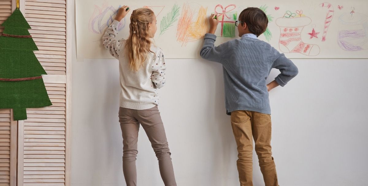 τα παιδιά ζωγραφίζουν στον τοίχο