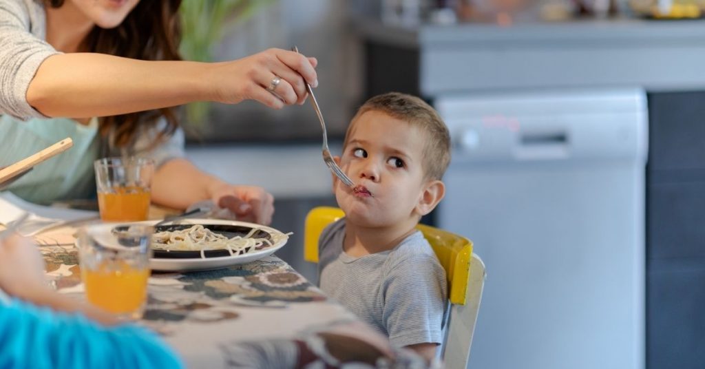 μικρά παιδιά αγόρι φαγητό 