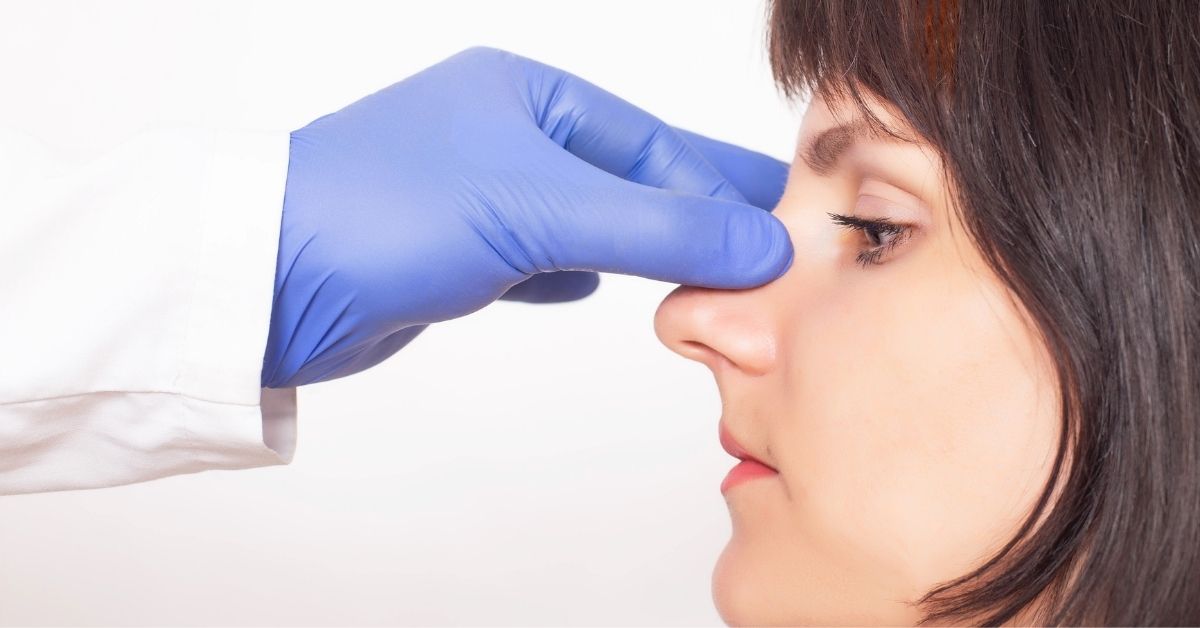 πλαστική επέμβαση στη μύτη γυναίκα 