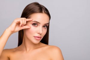 Brow Lift: Η τάση για καλοσχηματισμένο σχήμα φρυδιών