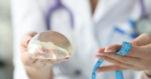 Πλαστική στο στήθος: Αυξητική με ενθέματα