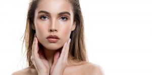 Πλαστική φρυδιών: Οφέλη και διαφορές με facelift
